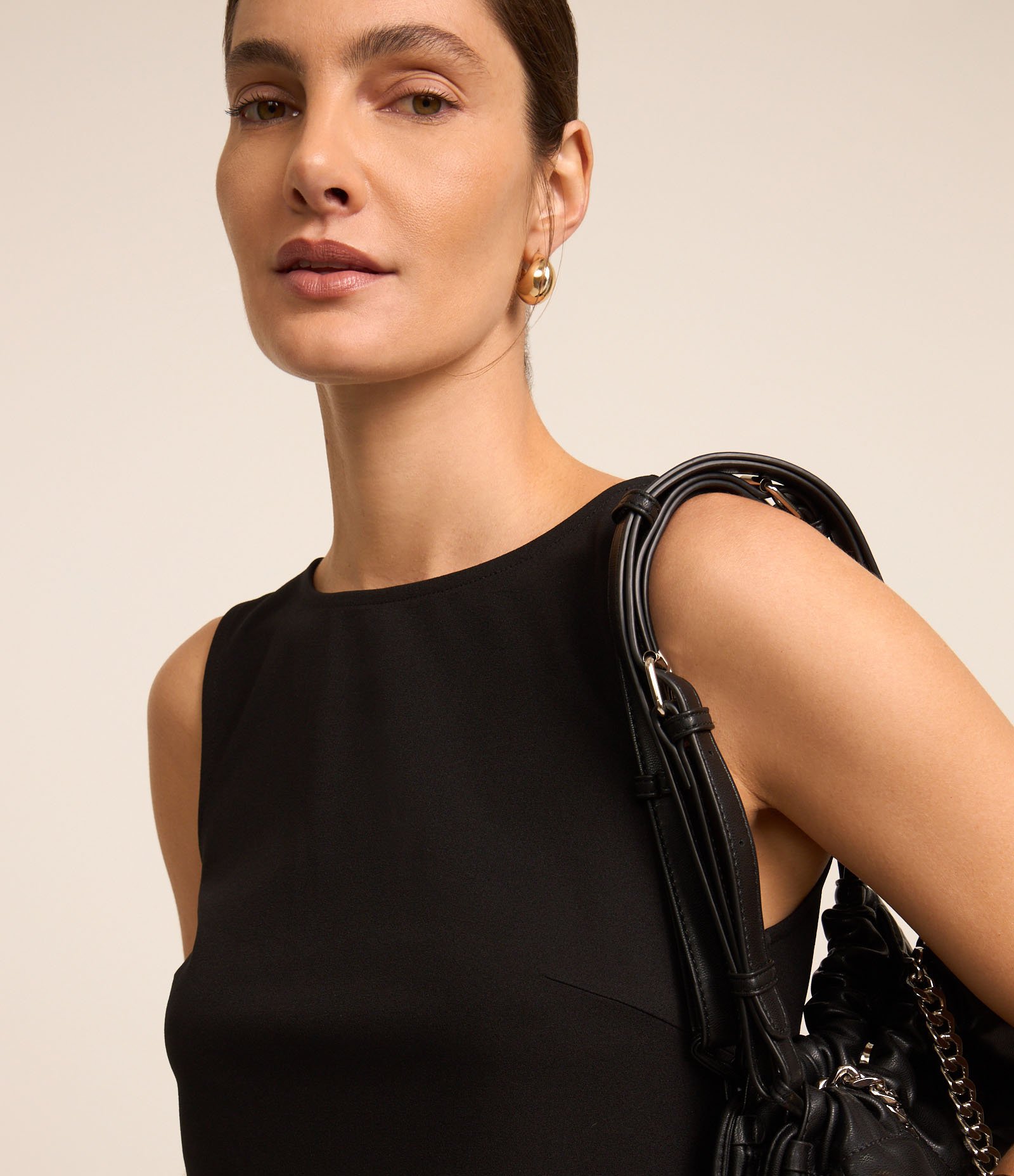 Blusa Sem Manga em Crepe com Abotoamento Preto 3