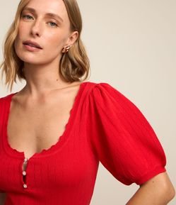 Blusa com Botões Diferenciados e Bicos de Efeito Crochê