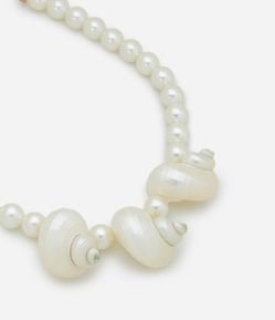 Colar Maxi de Pérolas Artificiais e Pingentes de Caramujos