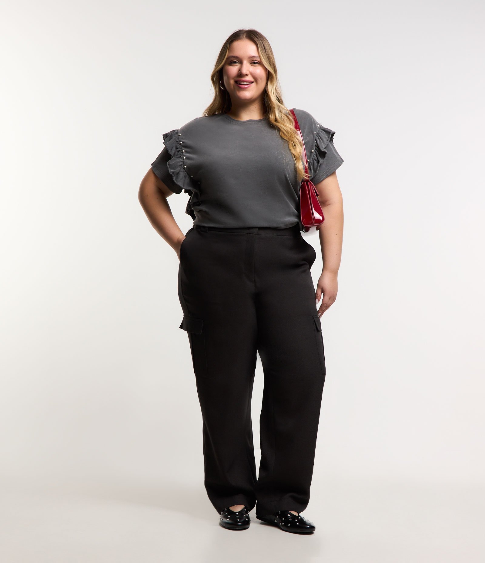 Calça Cenoura Alfaiataria com Bolso Cargo Curve & Plus Size Preto 1