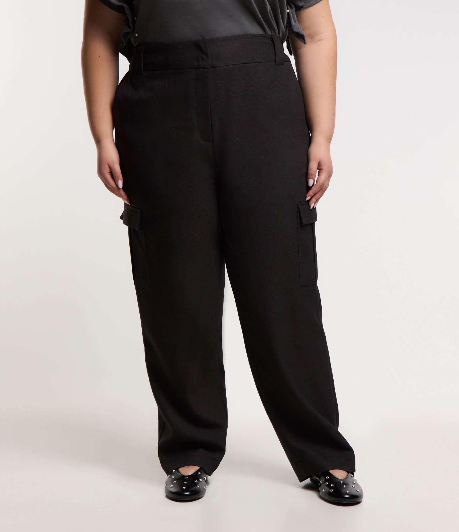 Calça Cenoura Alfaiataria com Bolso Cargo Curve & Plus Size Preto 2