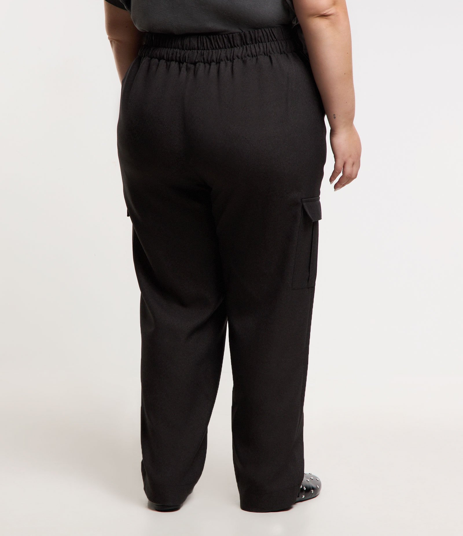 Calça Cenoura Alfaiataria com Bolso Cargo Curve & Plus Size Preto 3