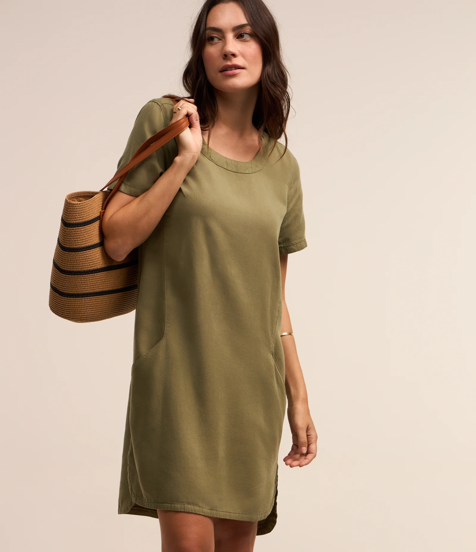 Vestido Curto em Sarja com Barra Arrendondada Verde 1