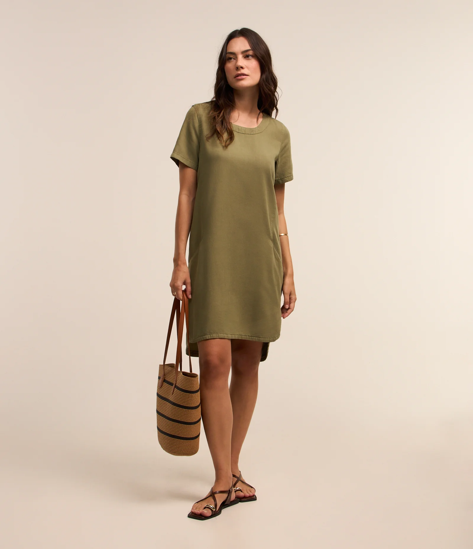 Vestido Curto em Sarja com Barra Arrendondada Verde 2