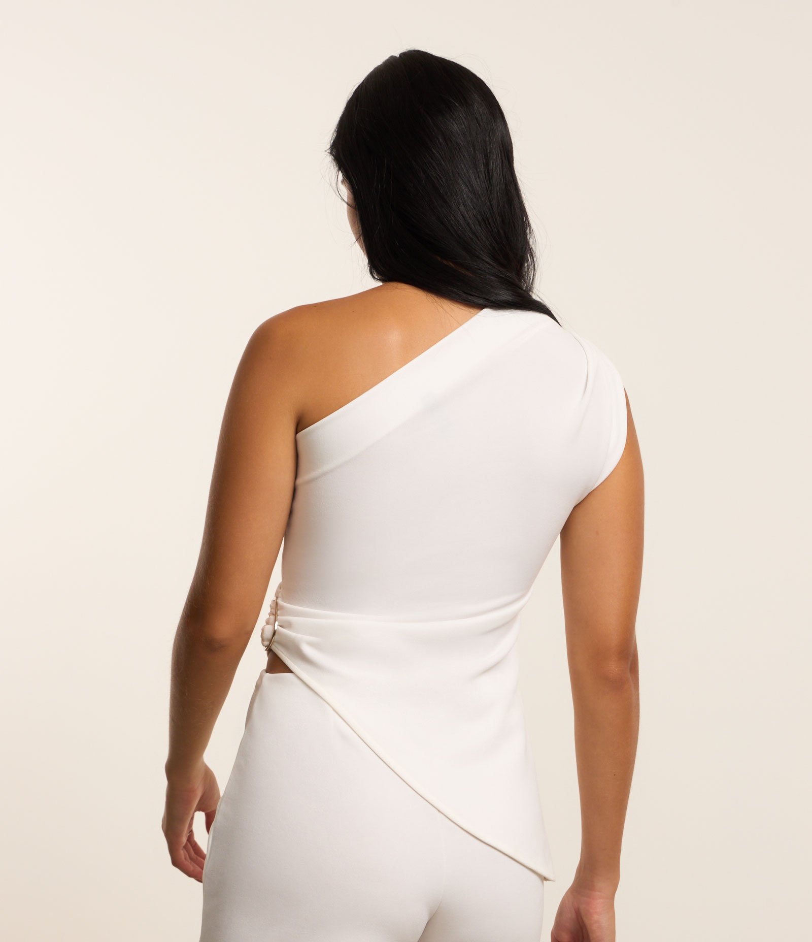 Blusa em Crepe com Ombro Só e Aviamento Orgânico na Lateral Branco 3