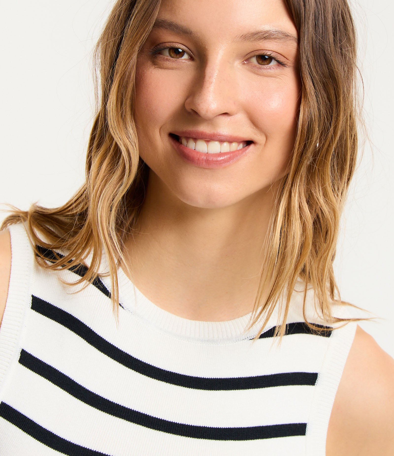 Blusa Cropped Sem Manga em Viscose com Estampa de Listras