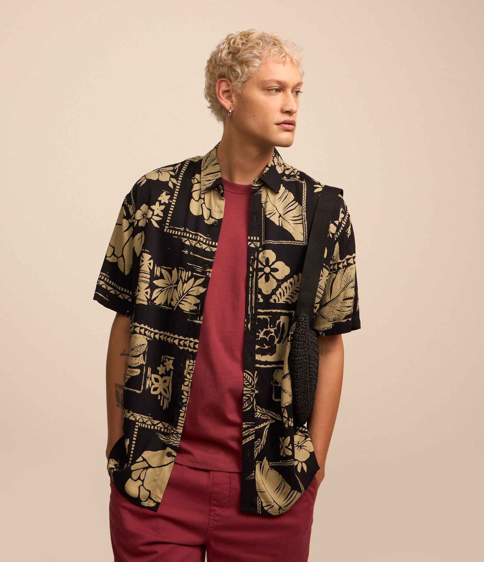 Camisa Relaxed em Viscose com Estampa Floral Preto 1