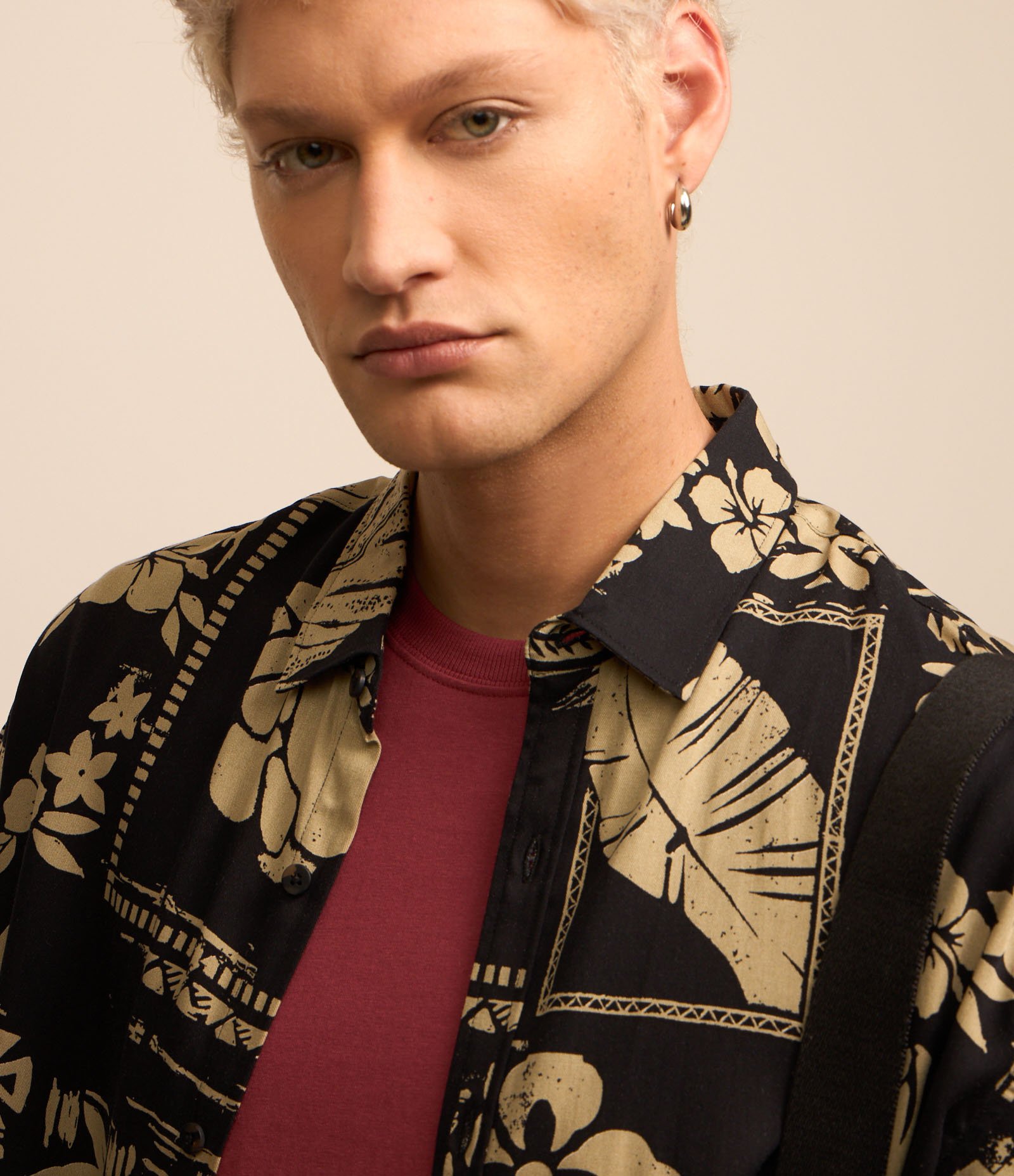 Camisa Relaxed em Viscose com Estampa Floral Preto 3