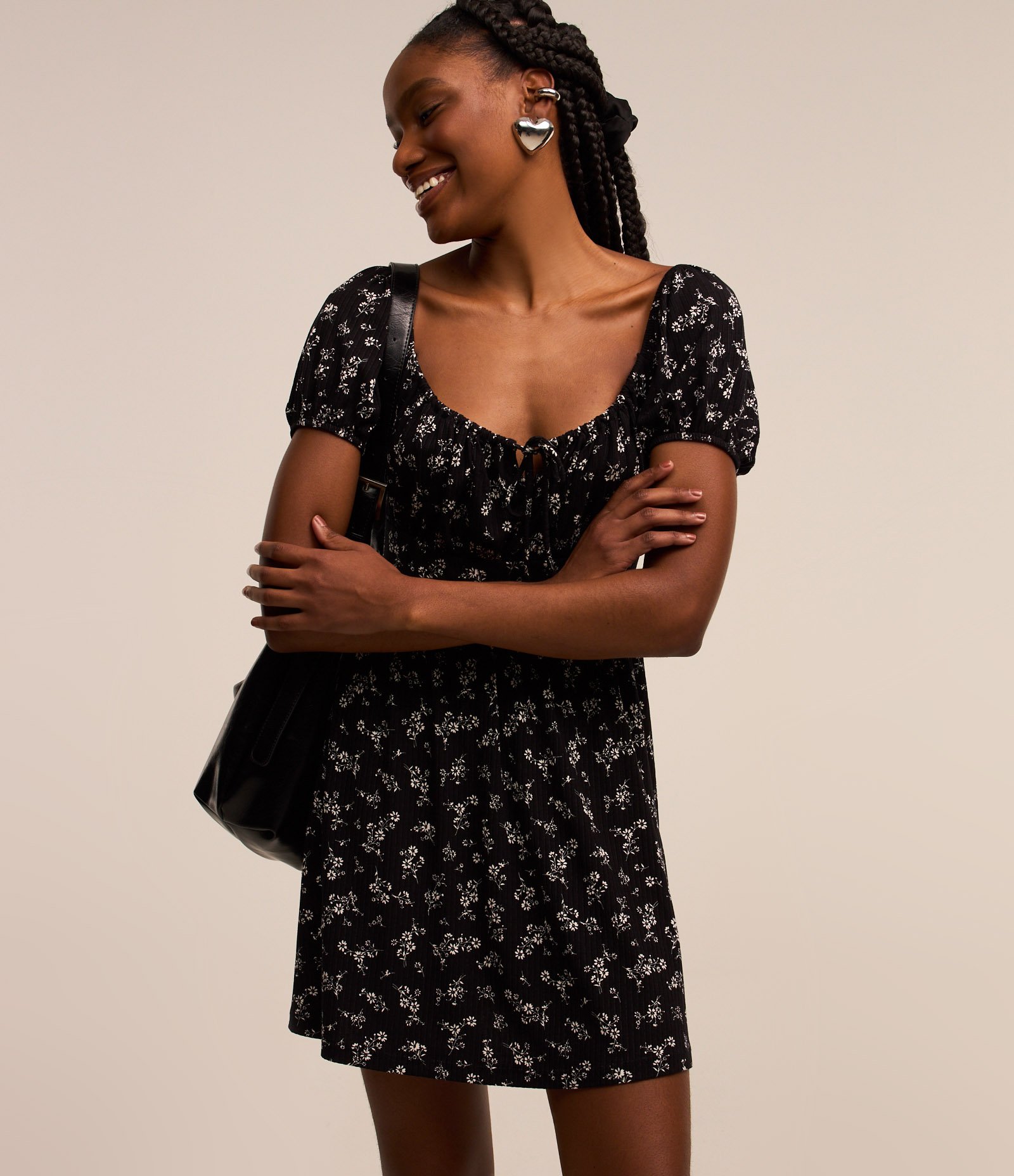 Vestido Curto em Ribana com Manga Bufante e Estampa Floral Liberty Preto 1