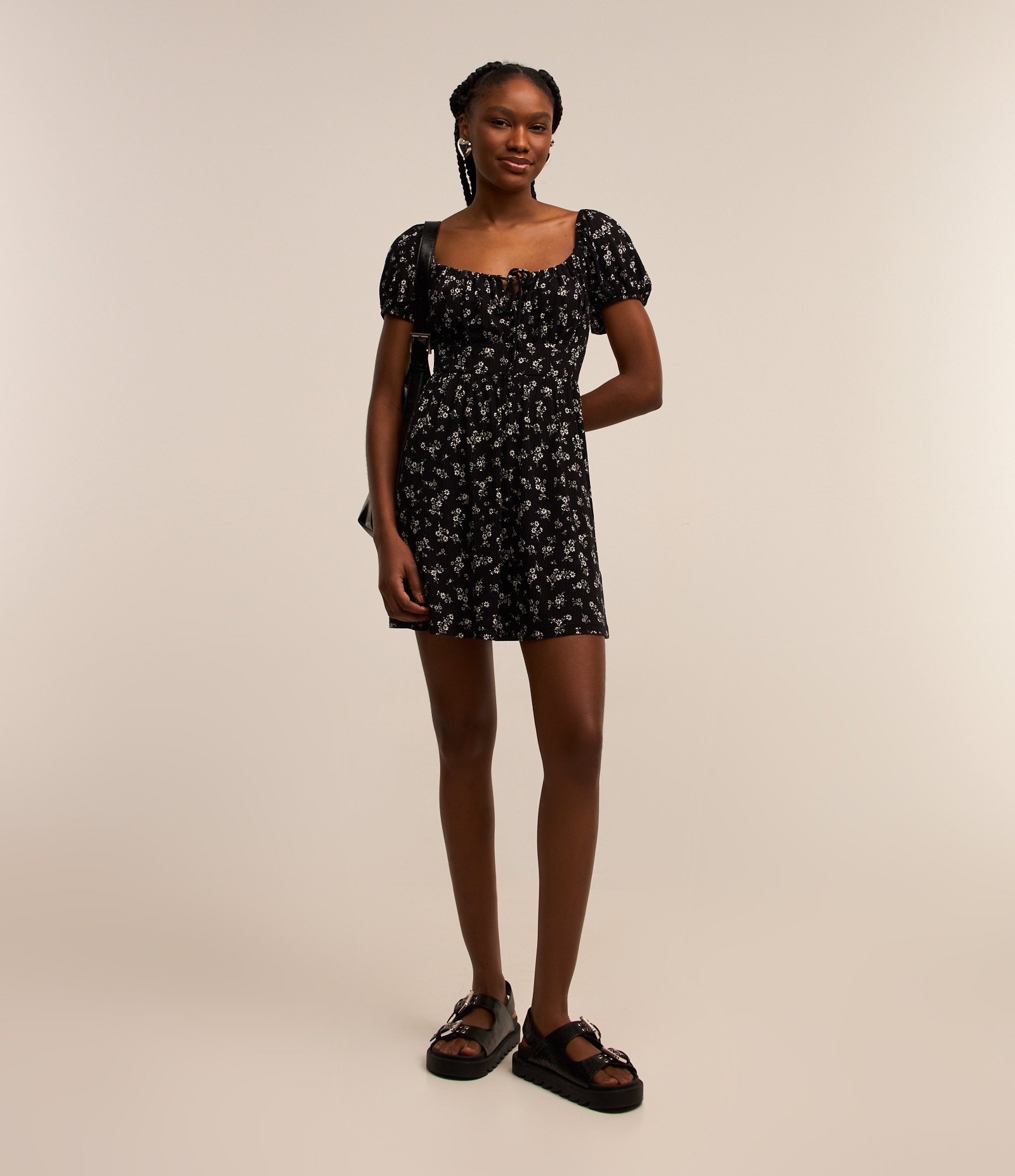 Vestido Curto em Ribana com Manga Bufante e Estampa Floral Liberty Preto 2