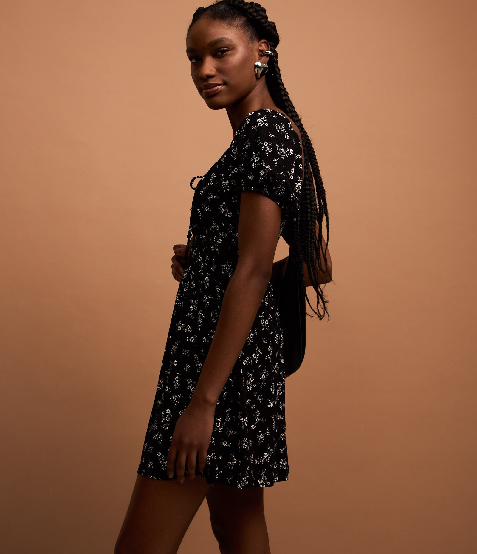 Vestido Curto em Ribana com Manga Bufante e Estampa Floral Liberty Preto 3