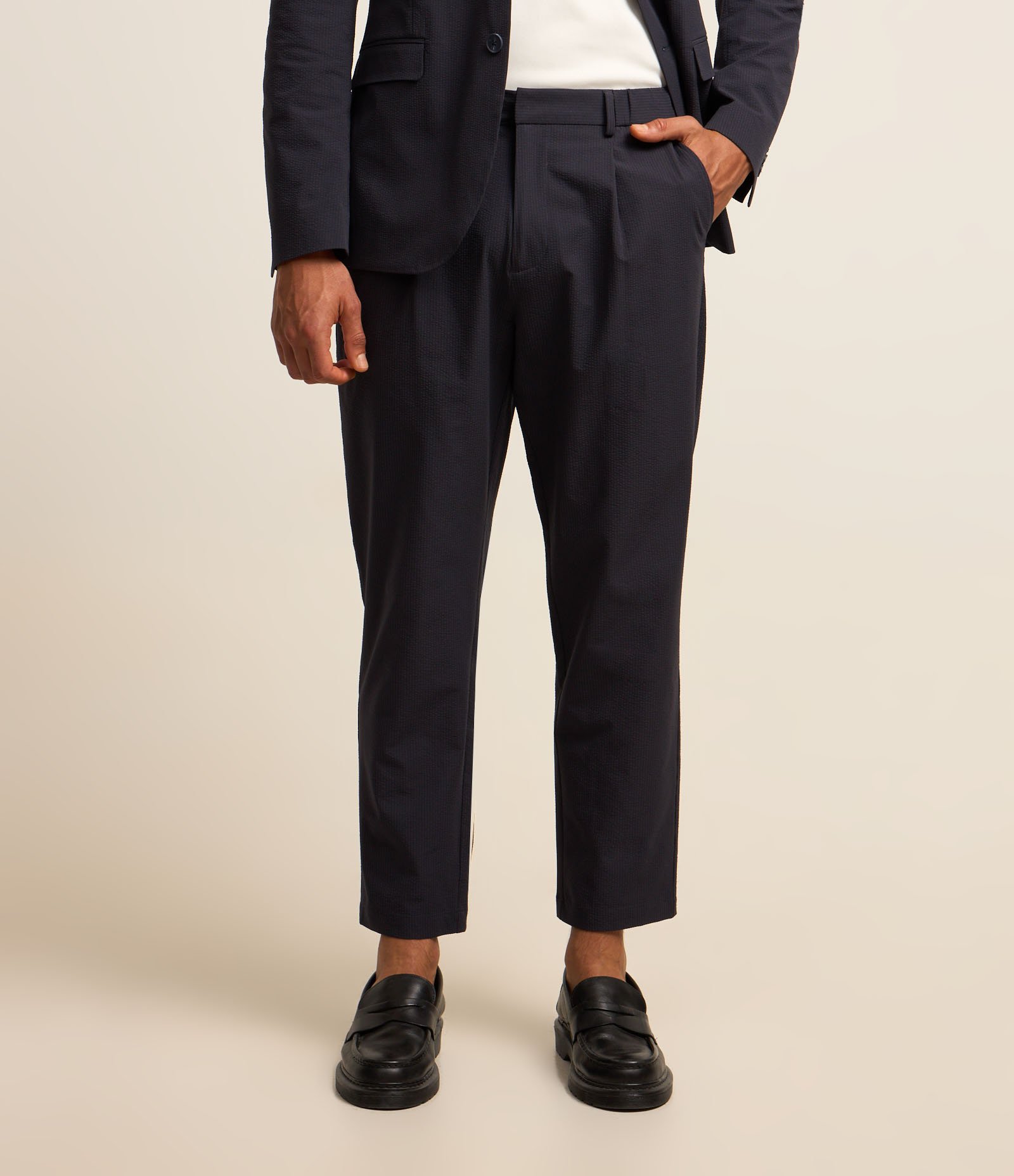 Calça Relaxed com Textura Ana Ruga e Pregas Cinza Grafitte 3