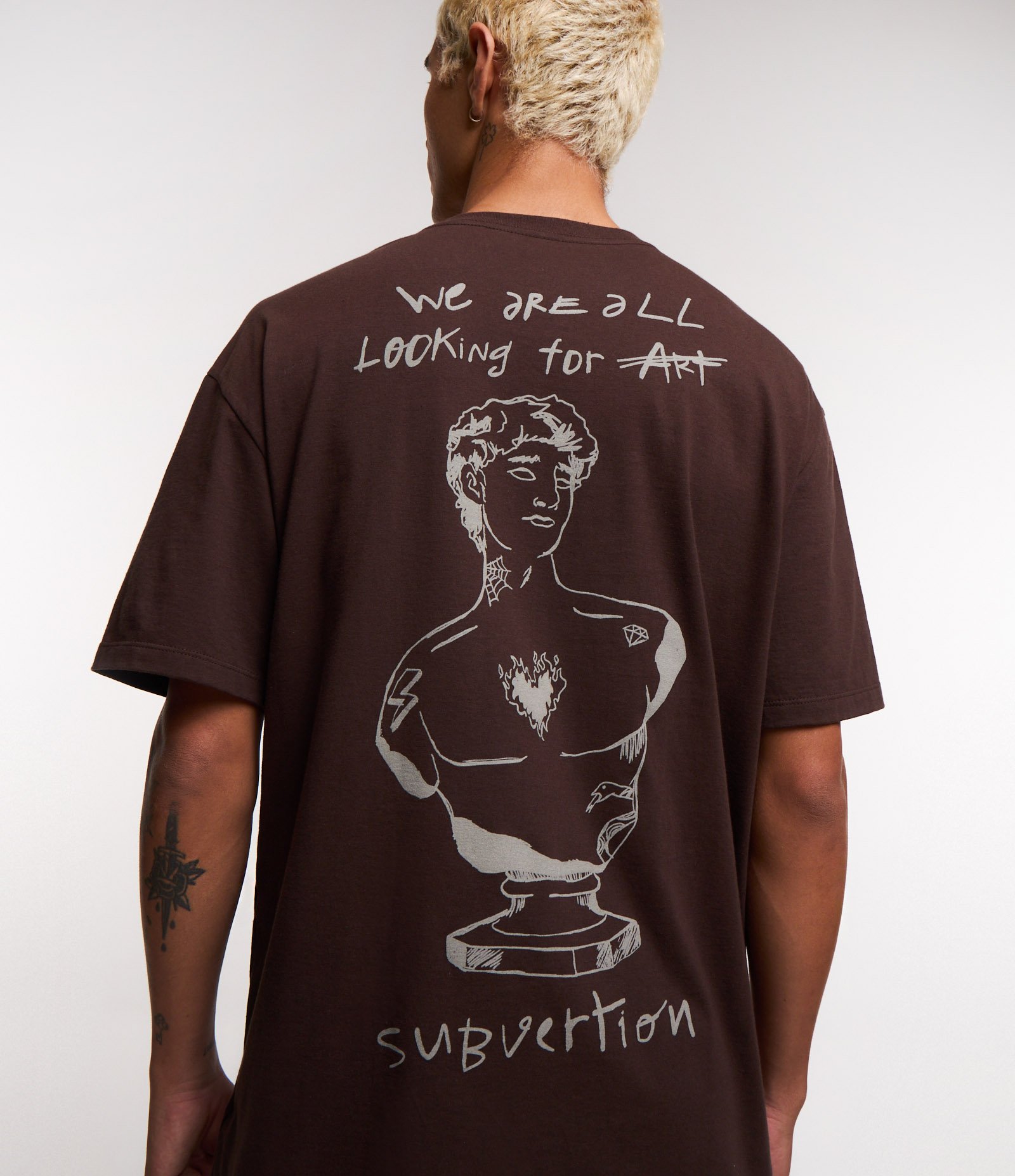 Camiseta Relaxed em Algodão Estampa Estátua Looking For Art Marrom 1