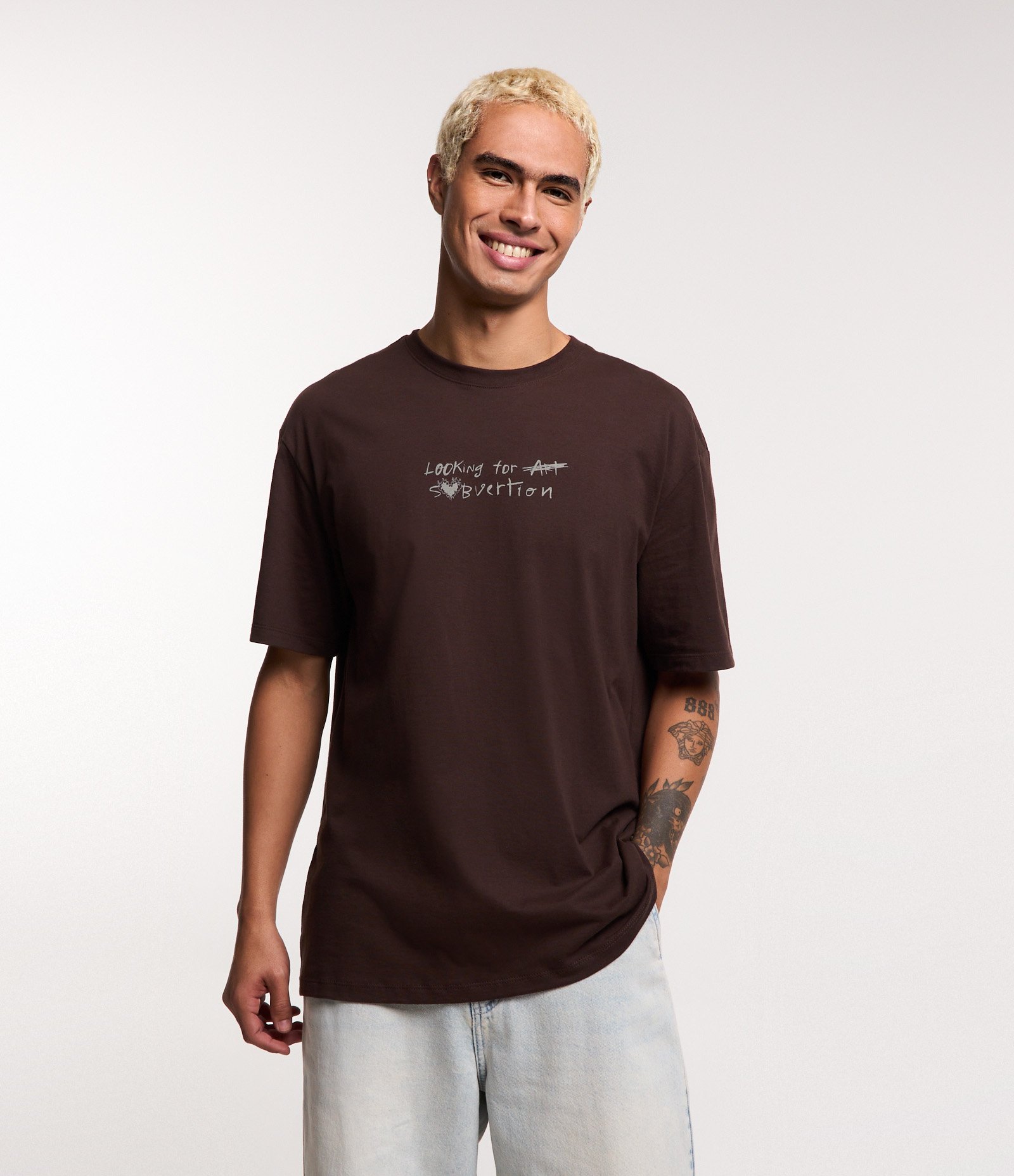Camiseta Relaxed em Algodão Estampa Estátua Looking For Art Marrom 3