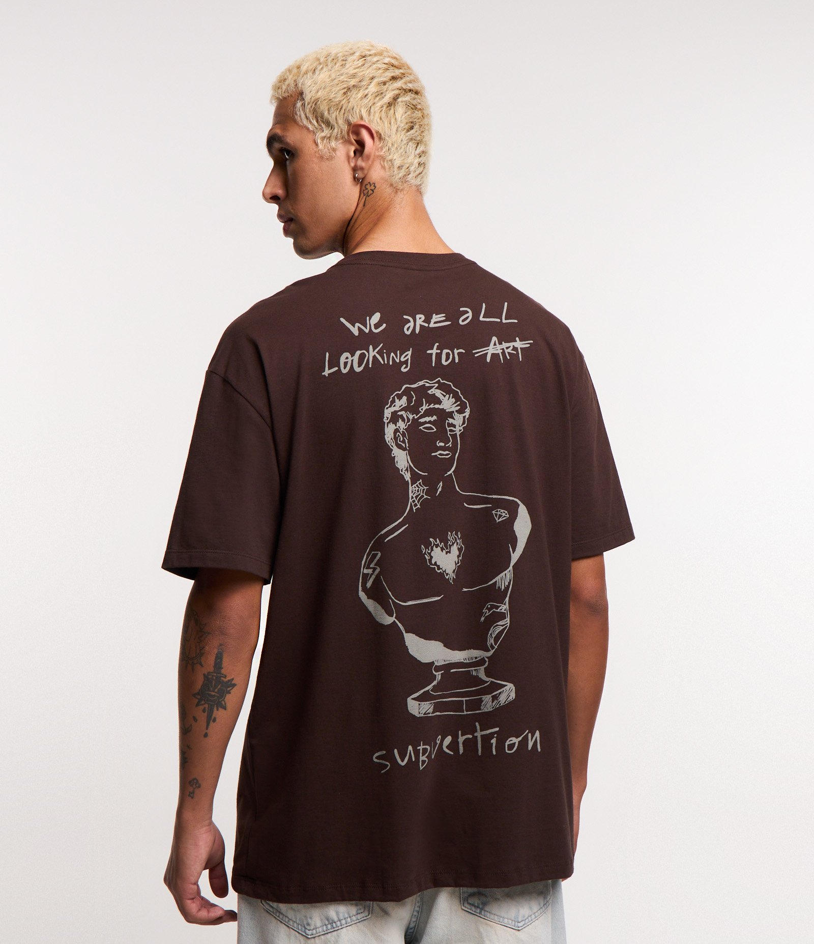 Camiseta Relaxed em Algodão Estampa Estátua Looking For Art Marrom 4