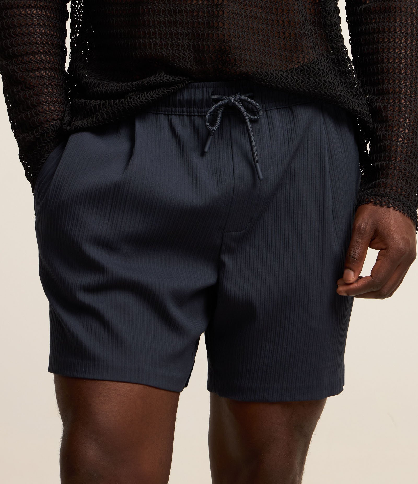 Bermuda com Cós Elástico e Textura Canelada Azul Marinho 3