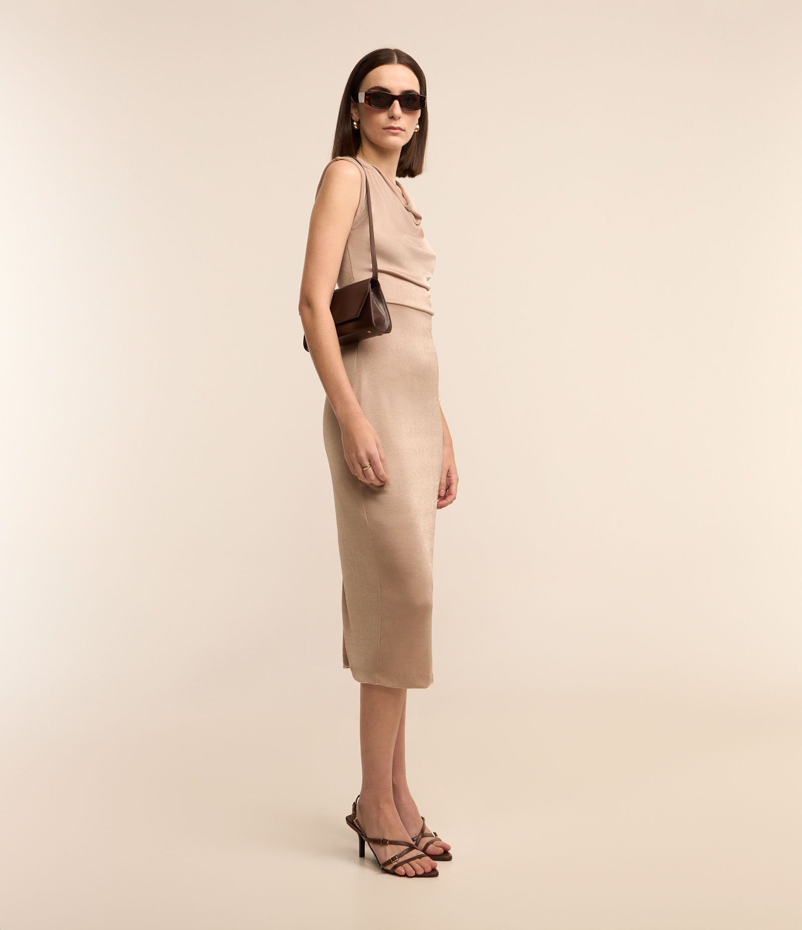 Vestido Midi com Decote Degagê e Pregas no Ombro Bege 2