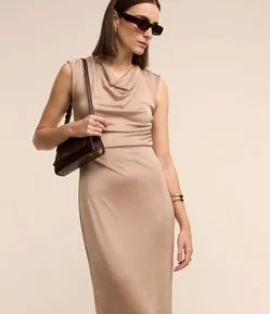 Vestido Midi com Decote Degagê e Pregas no Ombro