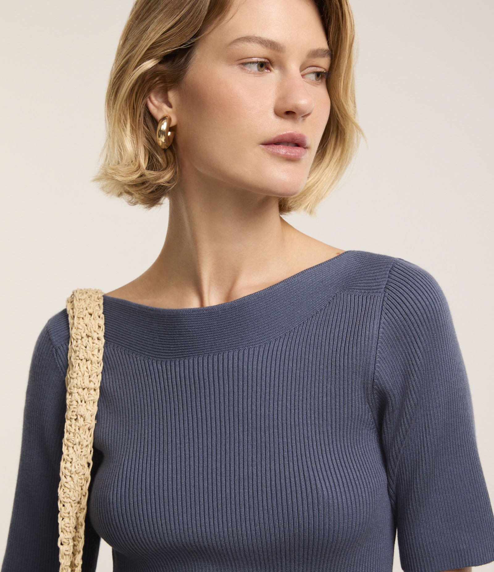 Blusa Básica em Tricô com Gola Canoa Azul Escuro 3