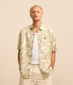 Camisa Relaxed em Tricoline com Estampa de Folhagem Abstrata