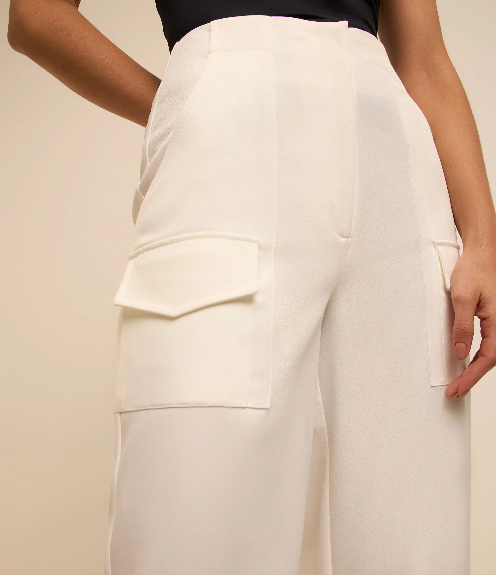 Calça Wide Leg em Crepe com Bolsos Branco Neve 2