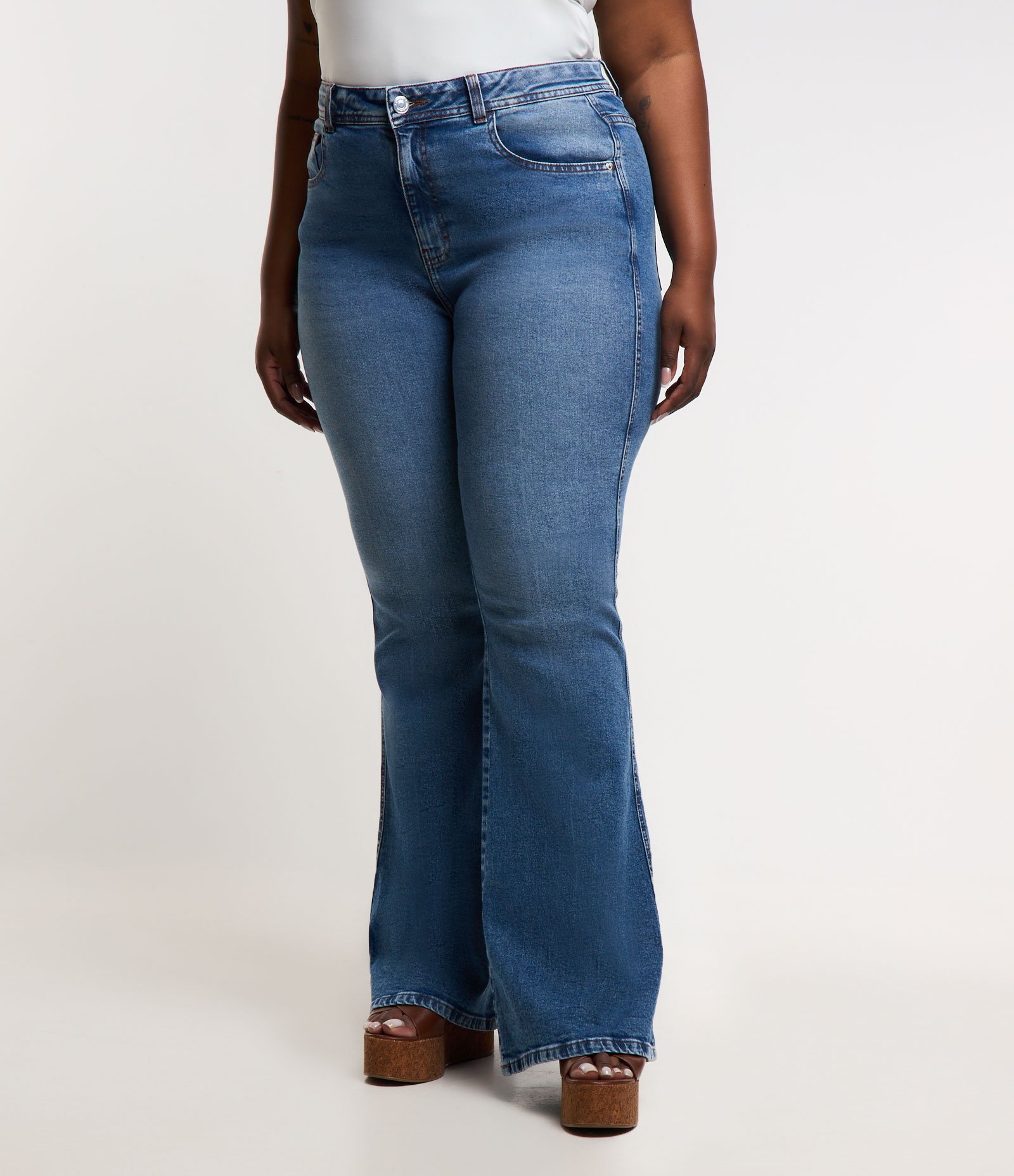 Calça Flare em Jeans com Elastano Cintura Média Curve & Plus Size Azul 2