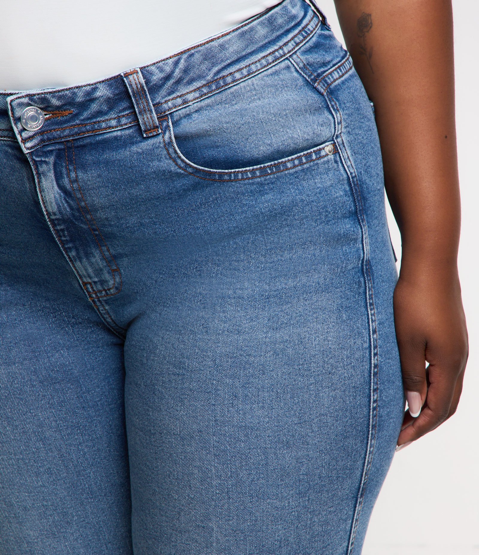 Calça Flare em Jeans com Elastano Cintura Média Curve & Plus Size Azul 4