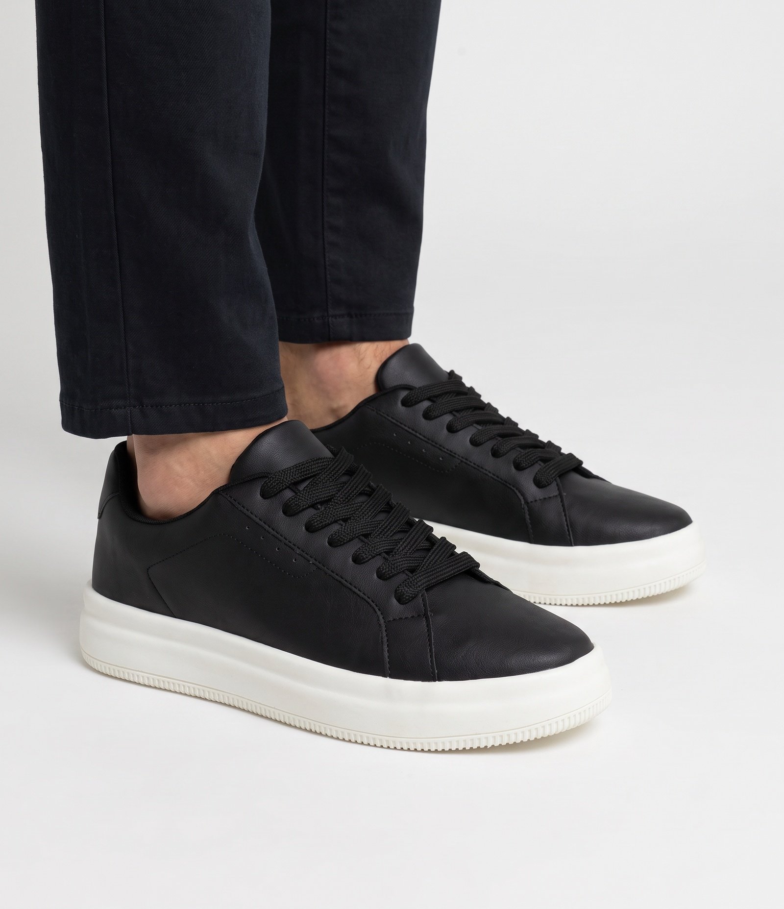 Tênis Casual em PU com Solado Bold Preto e Branco 1
