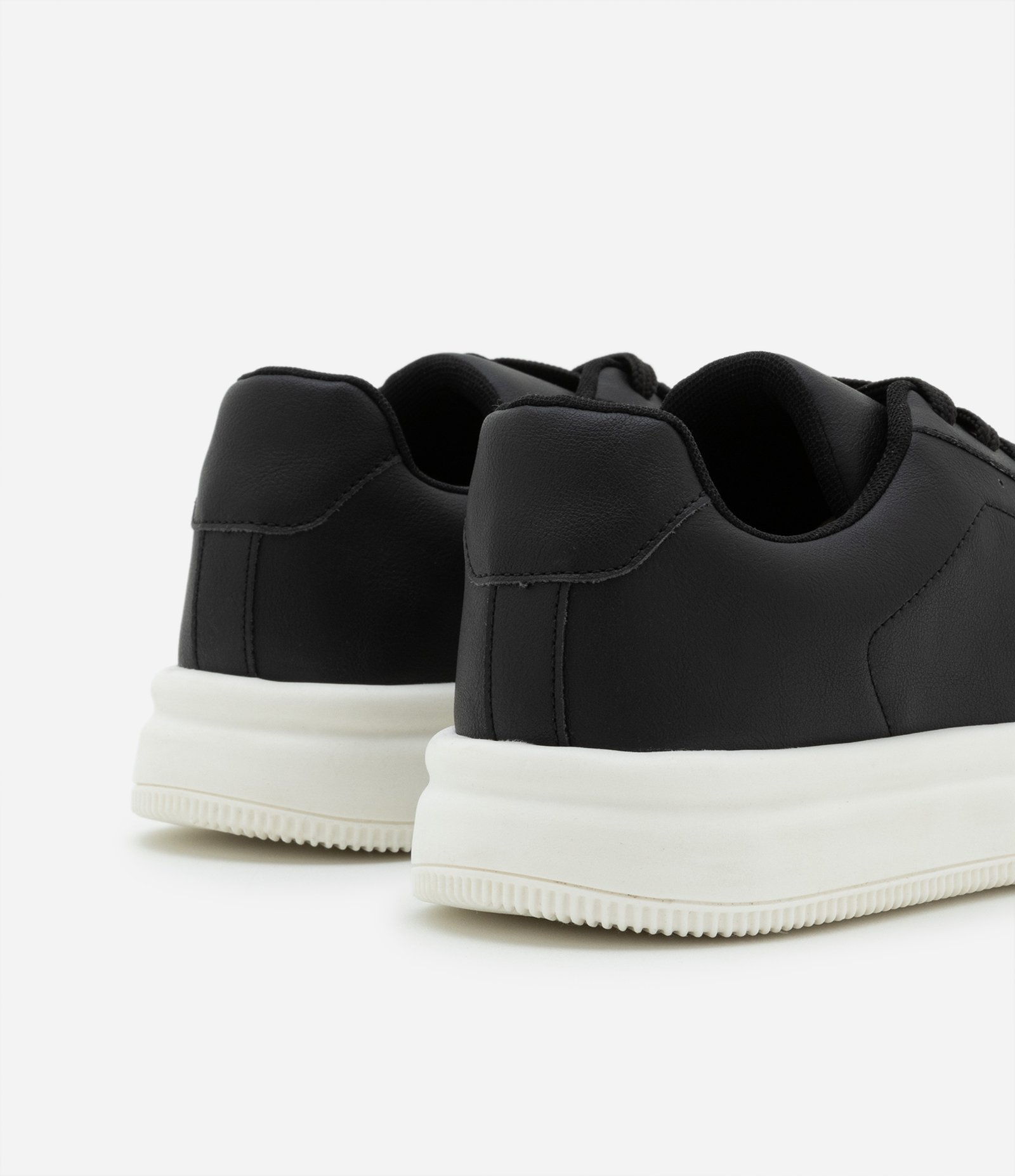 Tênis Casual em PU com Solado Bold Preto e Branco 2