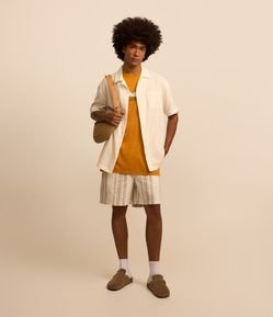 Bermuda em Tela com Listras Verticais e Cós Elástico