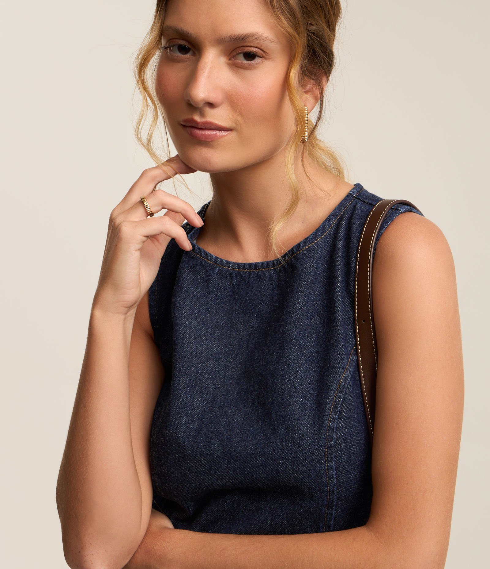 Vestido Curto Jeans com Recortes e Zíper nas Costas Azul 5