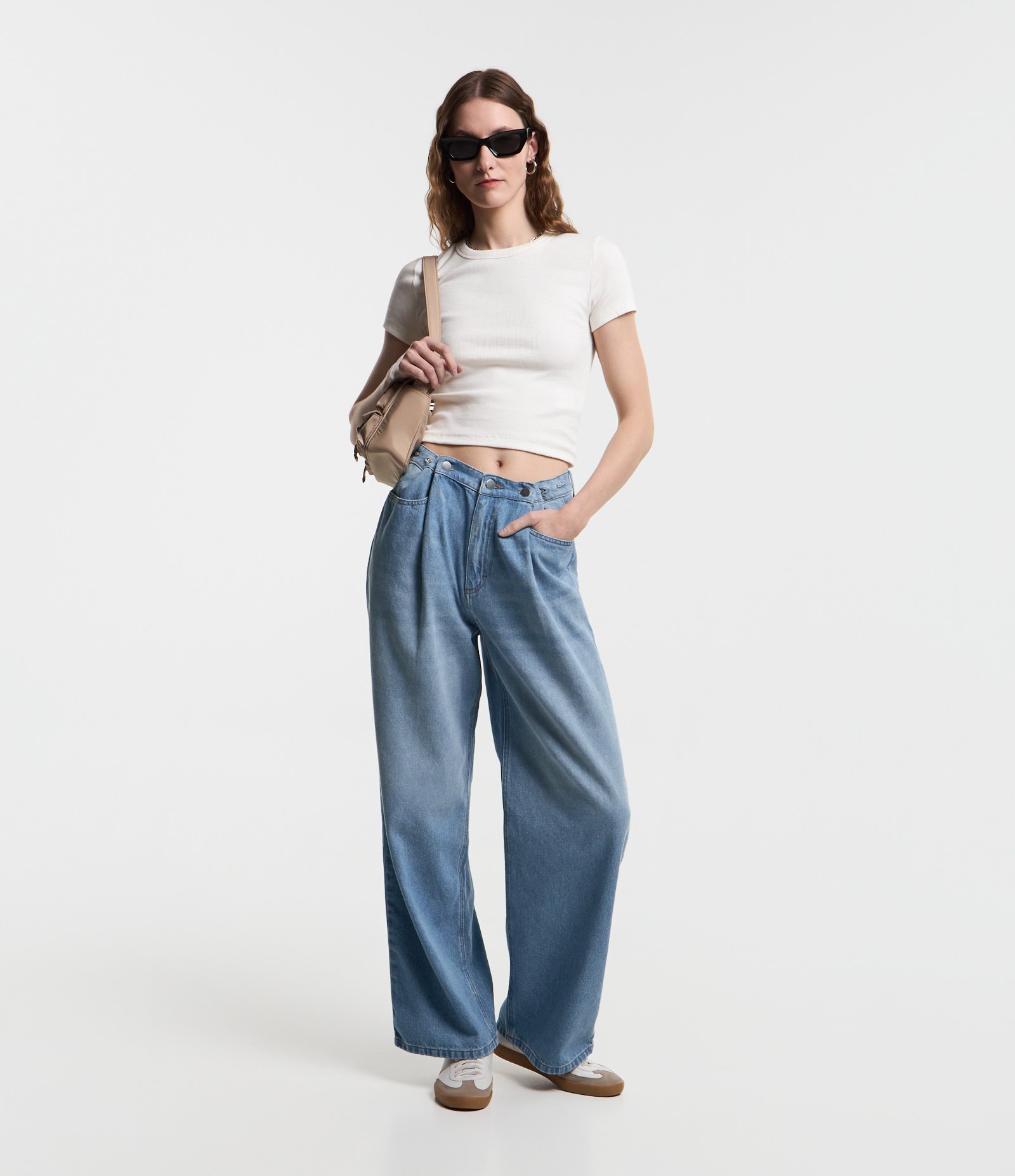Calça Pantalona Jeans com Abotoamento e Pregas no Cós Azul 2
