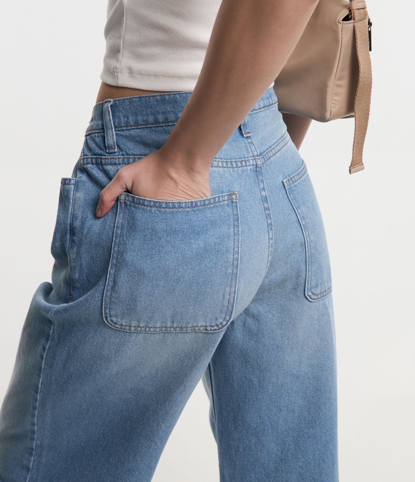 Calça Pantalona Jeans com Abotoamento e Pregas no Cós Azul 4