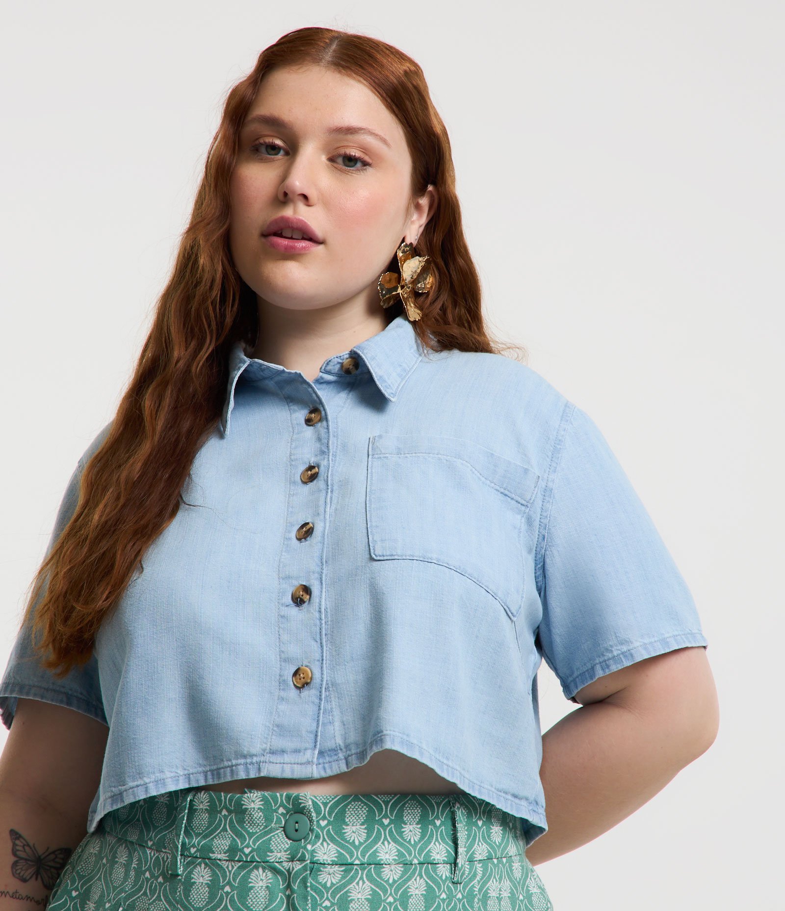 Camisa Cropped em Jeans Leve com Bolso Curve & Plus Size Azul 1