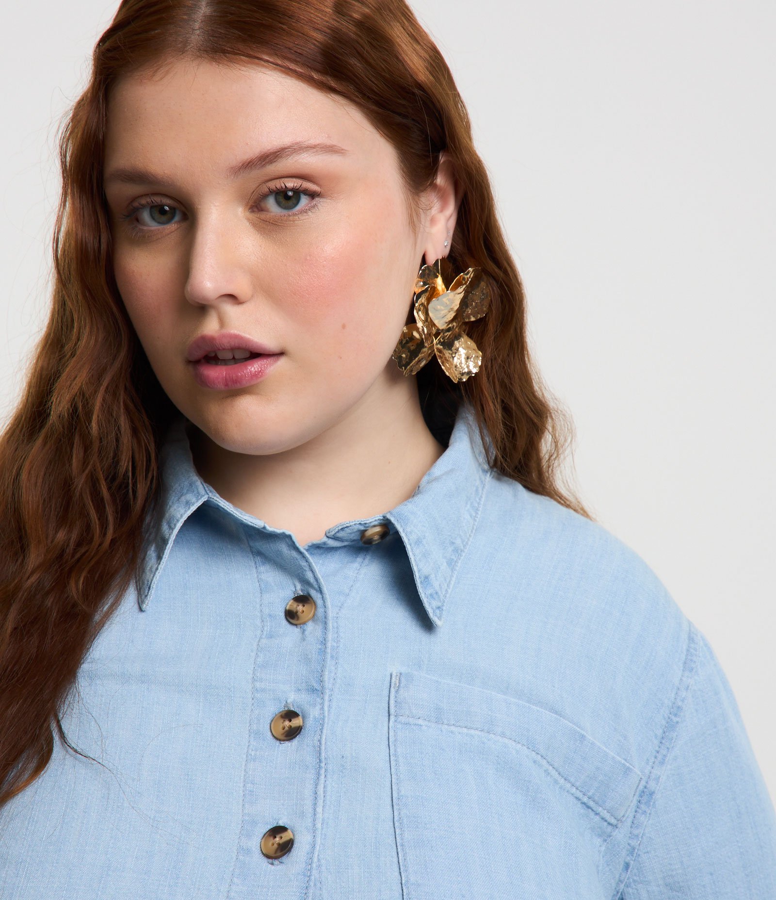 Camisa Cropped em Jeans Leve com Bolso Curve & Plus Size Azul 4