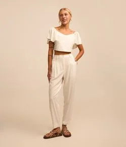 Calça Cenoura em Viscose e Linho com Bolsos