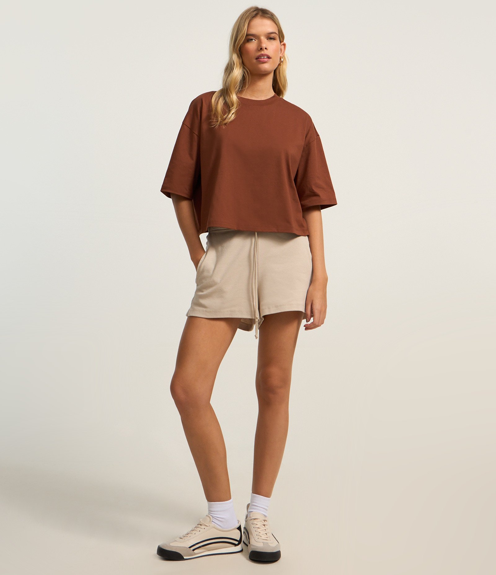 Camiseta Cropped Oversized em Algodão Peruano Marrom Telha 2