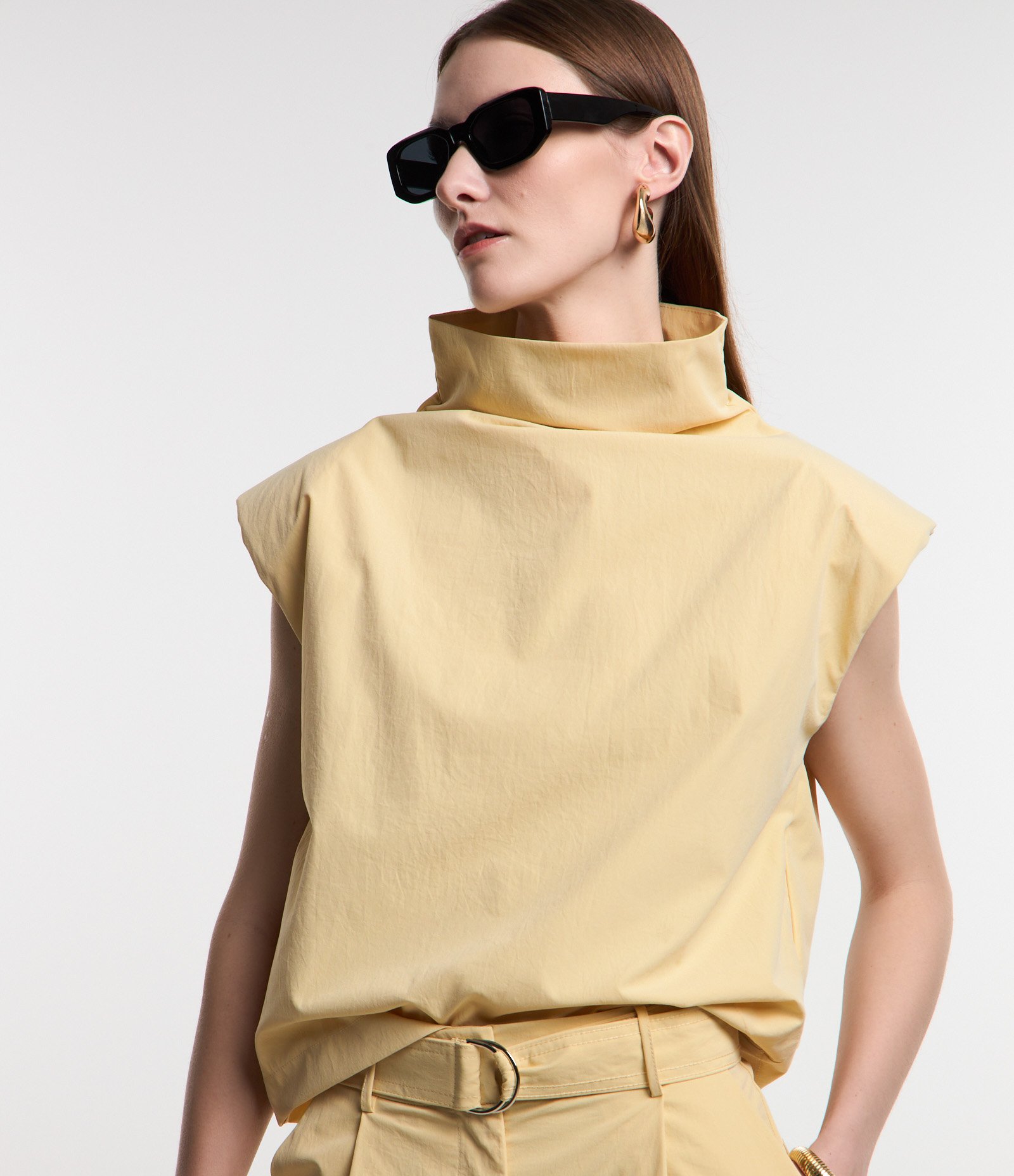 Blusa Gola Alta com Ombro Deslocado e sem Mangas Amarelo 1