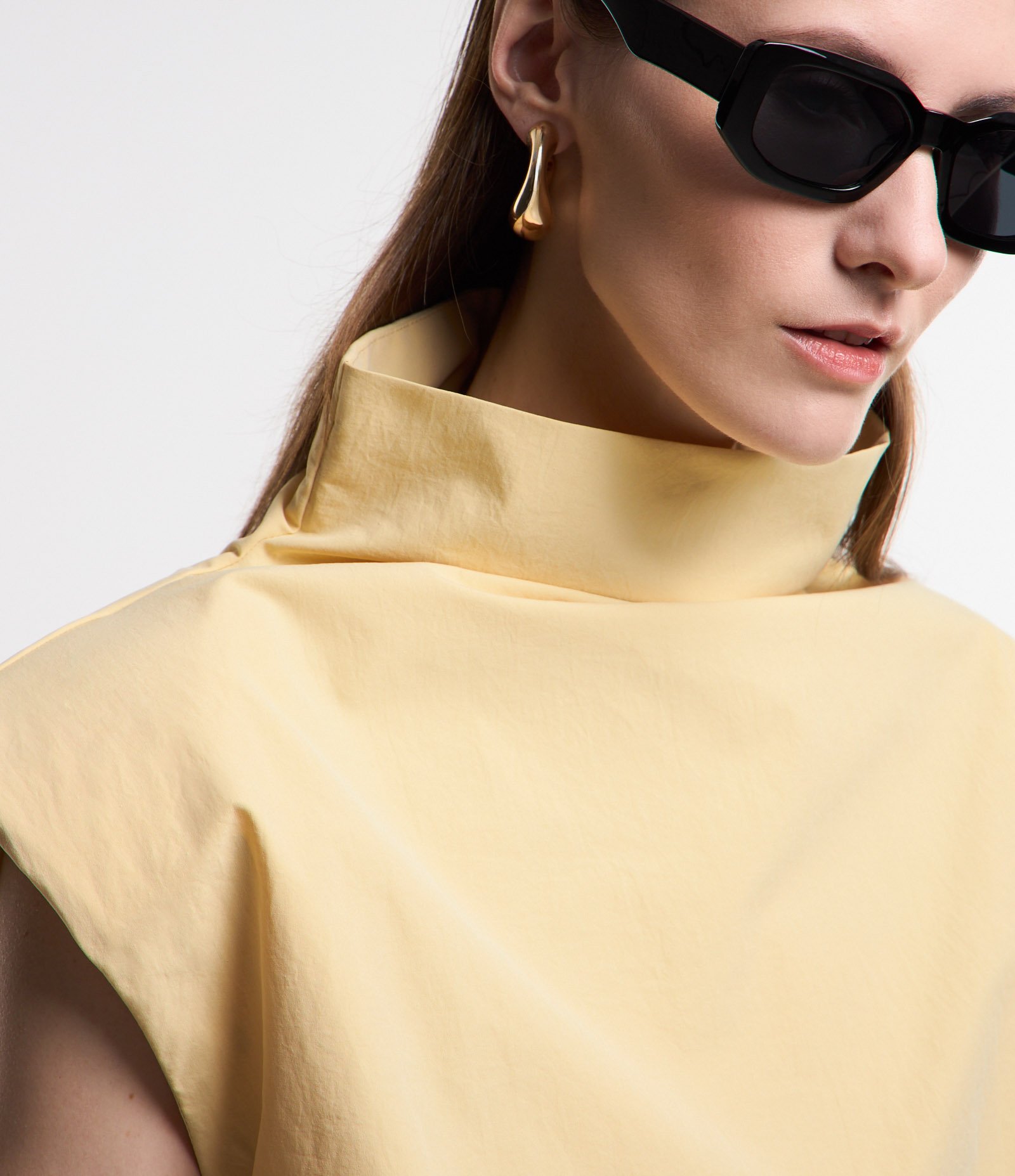 Blusa Gola Alta com Ombro Deslocado e sem Mangas Amarelo 4