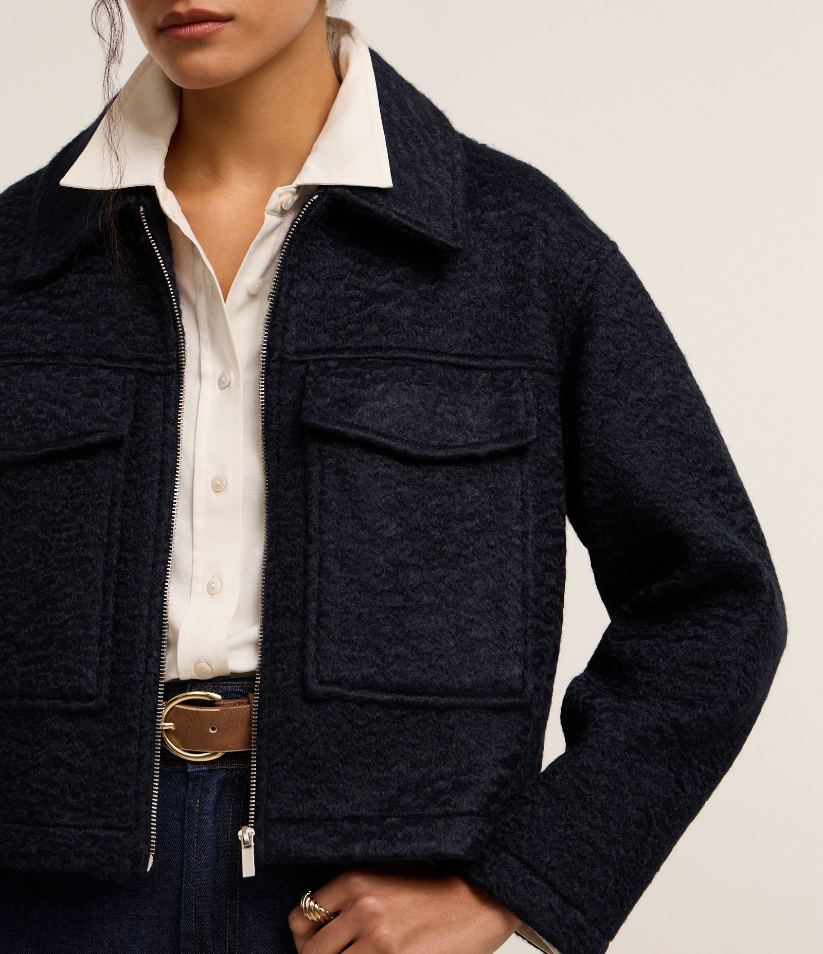 Jaqueta Boucle com Bolsos Grandes e Fechamento por Zíper Azul Escuro 3