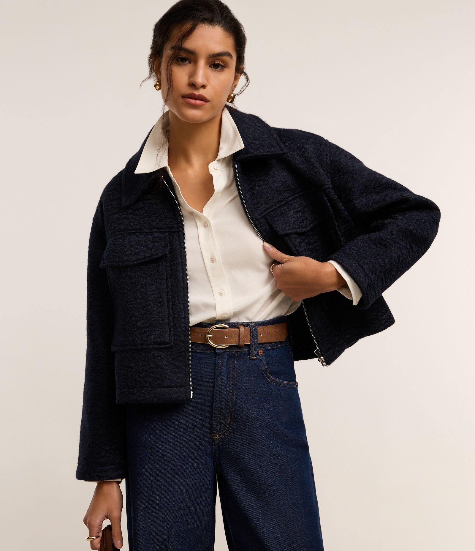 Jaqueta Boucle com Bolsos Grandes e Fechamento por Zíper Azul Escuro 4