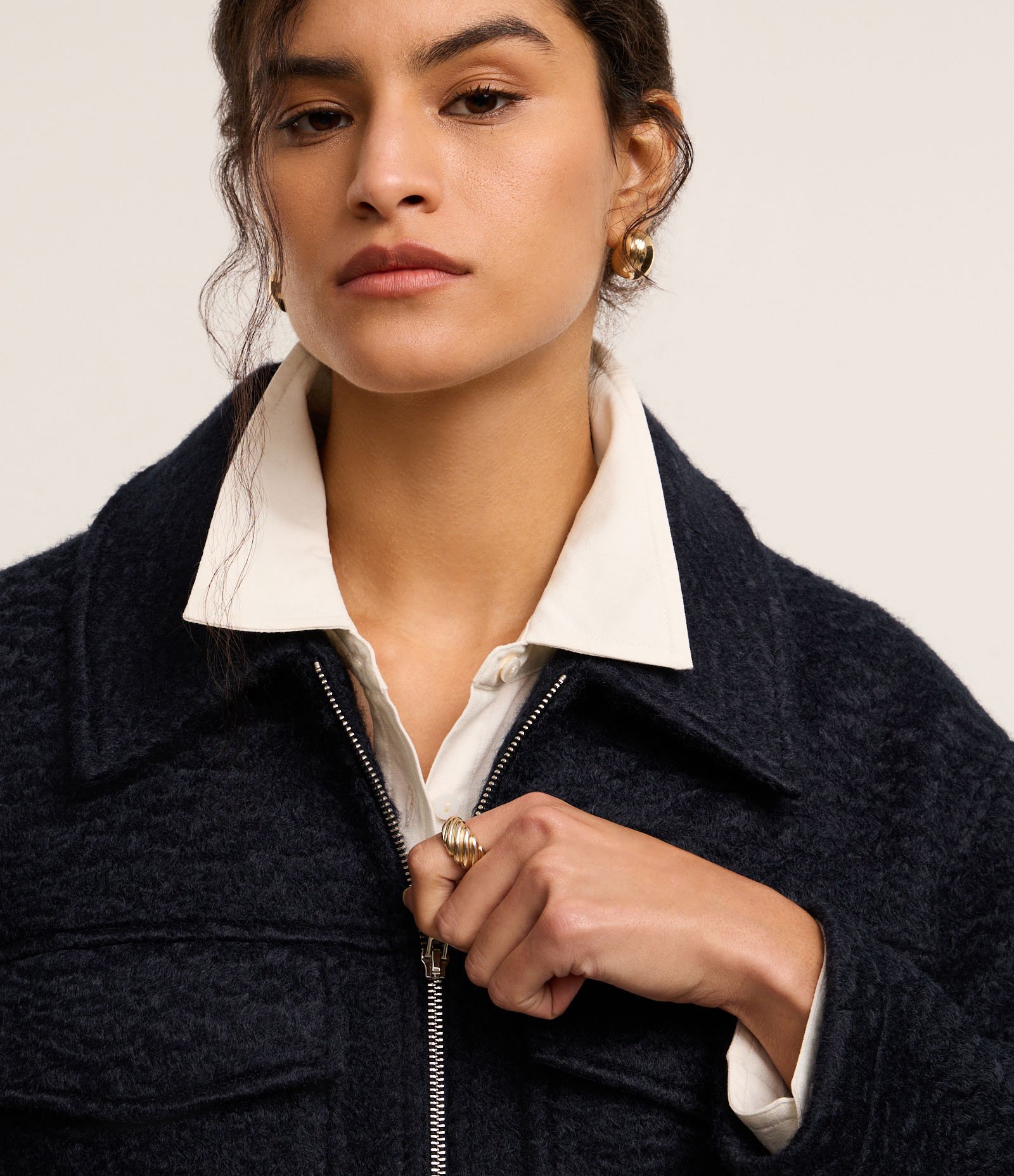 Jaqueta Boucle com Bolsos Grandes e Fechamento por Zíper Azul Escuro 5