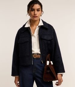 Jaqueta Boucle com Bolsos Grandes e Fechamento por Zíper
