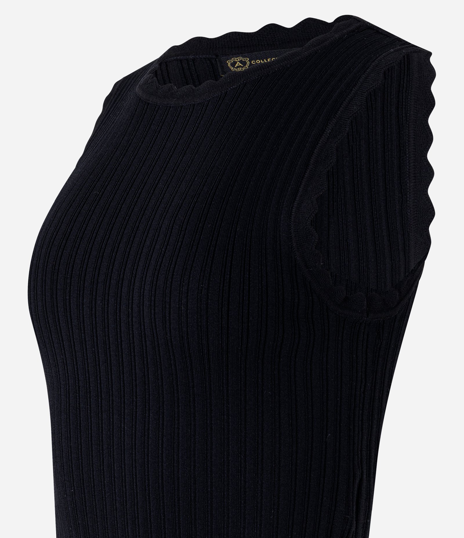 Blusa em Tricô Canelado com Detalhe Ondulados Preto 7