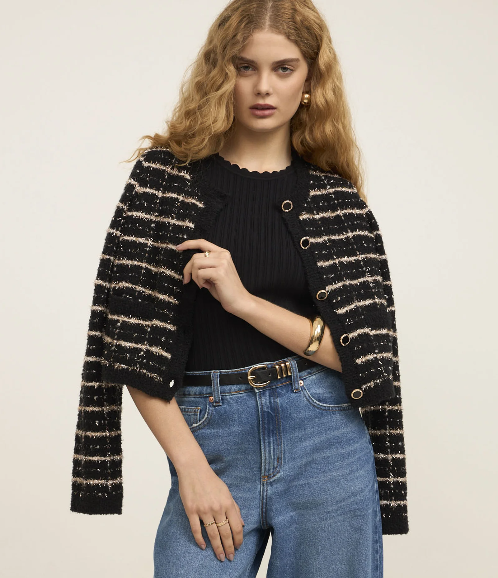 Blusa em Tricô Canelado com Detalhe Ondulados Preto 4