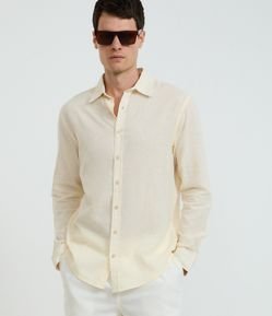 Camisa Regular Básica em Linho com Gola Colarinho