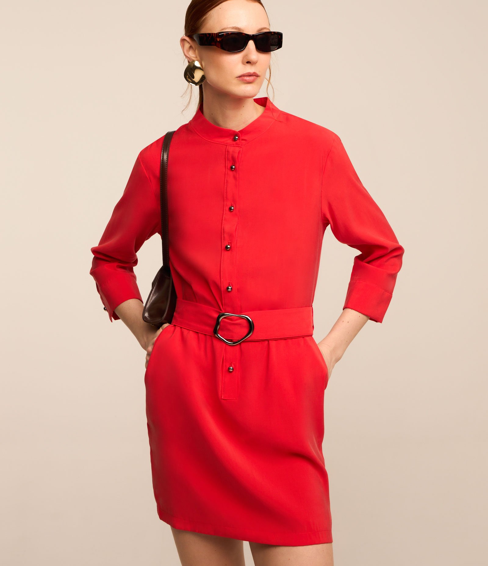 Vestido Alfaiatado com Abotoamento Frontal e Cinto Fivela Vermelho 2