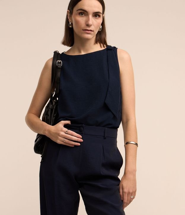 Blusa sem Manga Alfaiatada com Detalhe Frontal