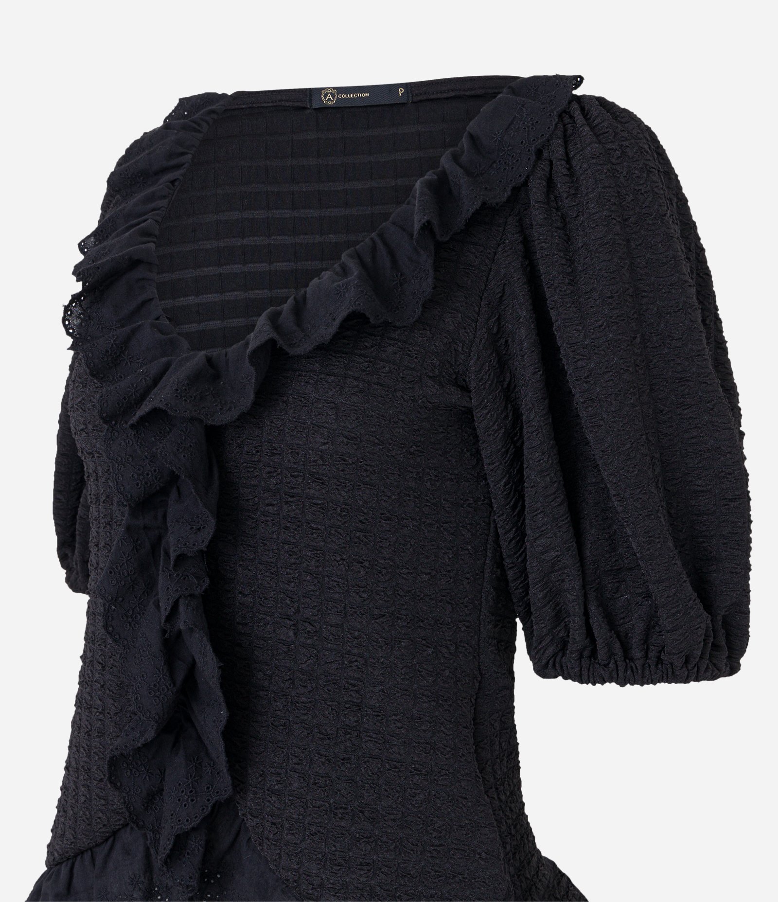 Blusa em Tecido Texturizado com Manga Bufante e Babados Preto 6