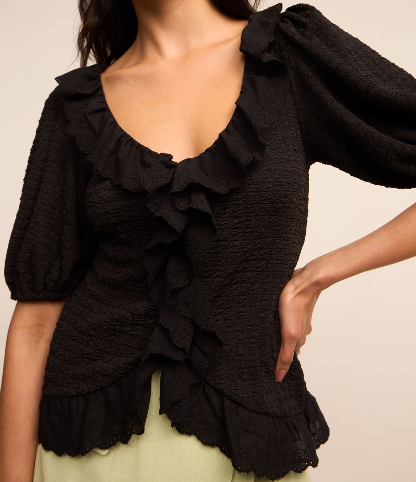 Blusa em Tecido Texturizado com Manga Bufante e Babados Preto 3